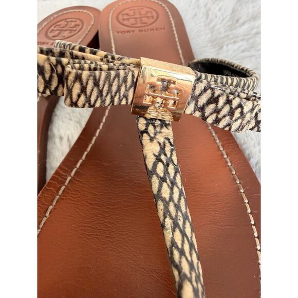 Tory Burch Bow Thong Sandals Snake Print Gold Logo Flat Flip Flops Womens 8.5 - Picture 3 of 14